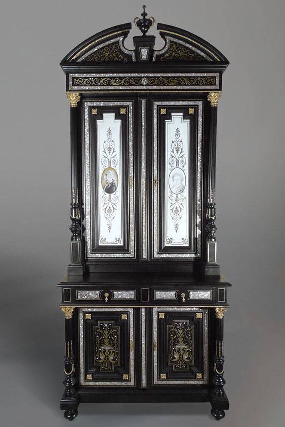 Bieleko-B antyki kredens w stylu Mackarta inkrustowany mosiądzem i masą perłową