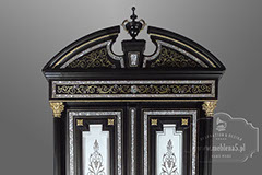 antyki Bielsko inkrustowany kredens mosiądzem i masą perłową w stylu Mackarta