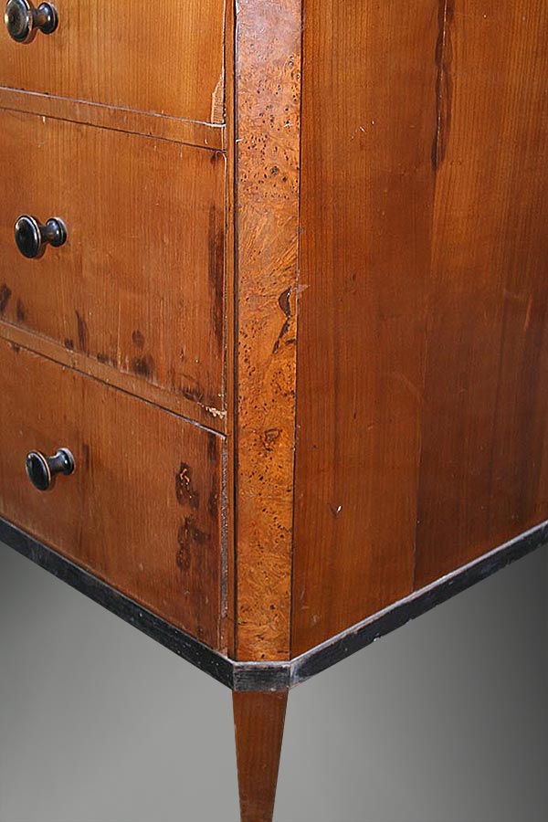 fragment komody przed renowacją